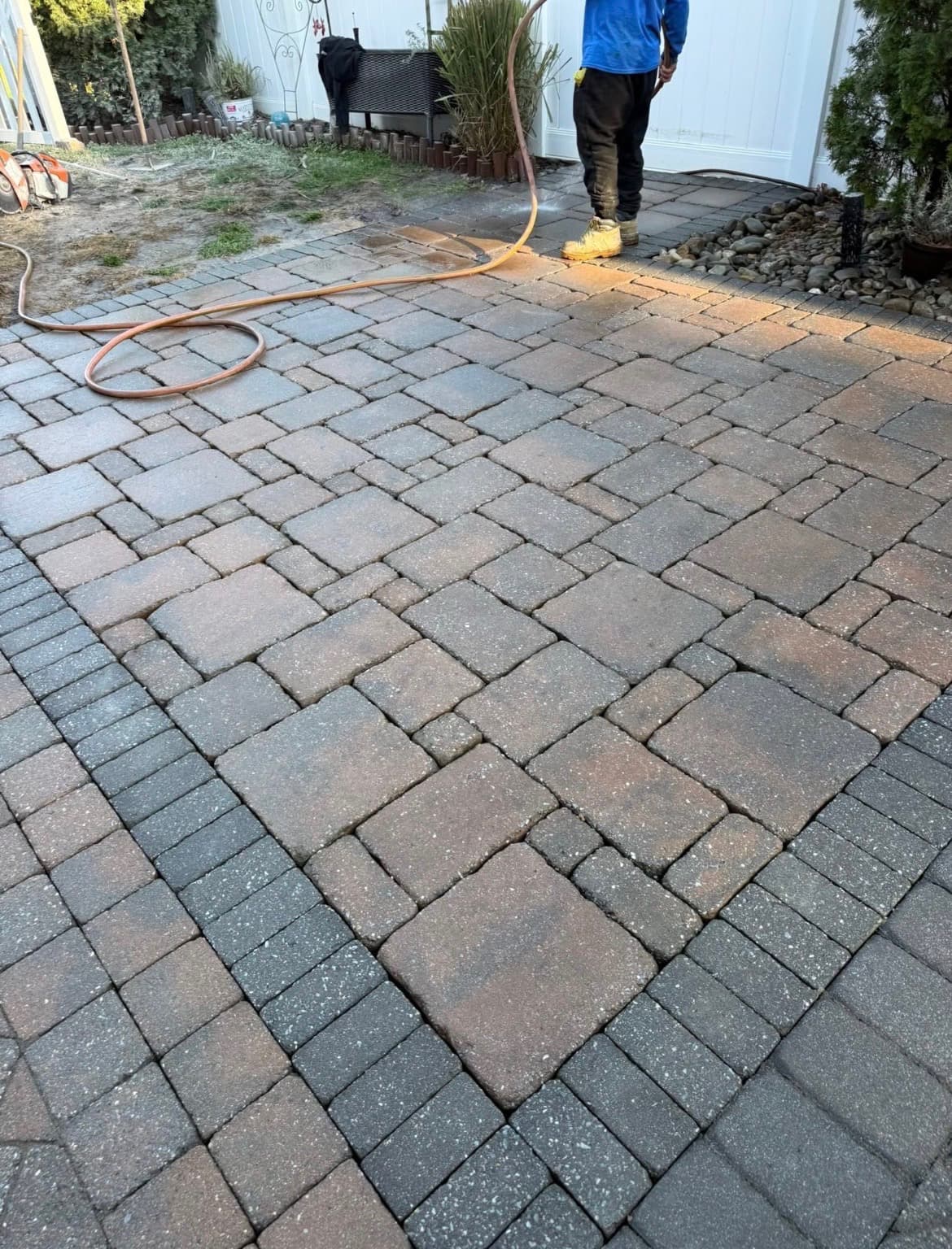Tumbled cobble paver patio with charcoal border